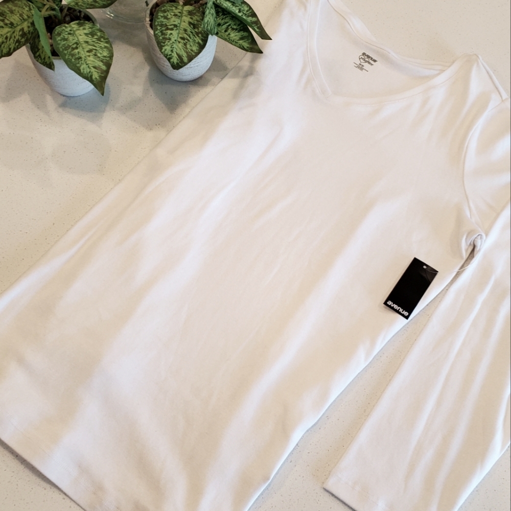 NWT Avenue white long sleeved v neck shirt